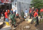 TNI, Damkar, dan Warga Sinergi Bersihkan Drainase di Kelurahan Wattang